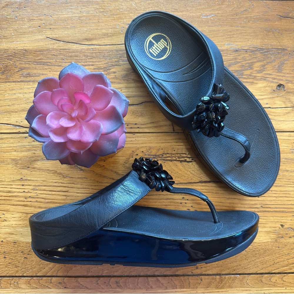 Fitflop Beaded Sandals Black Patent Leather Thong Wedge Comfort Size 8 EUC